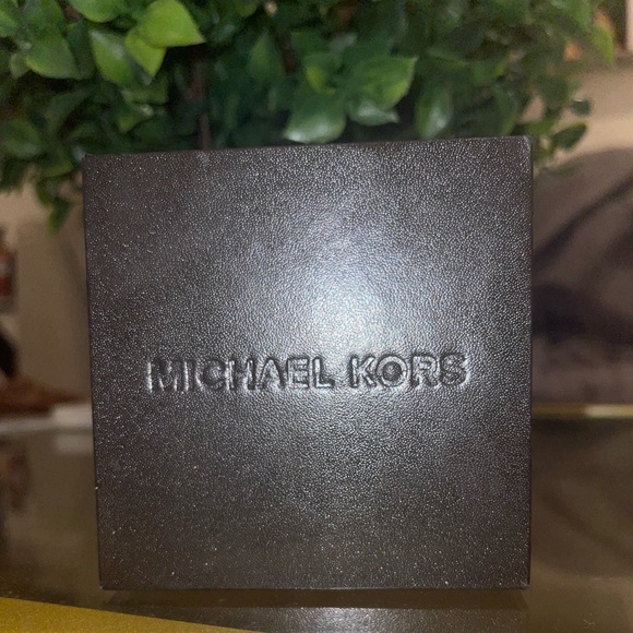 Authentic- Michael Kors Oversized Runway Gold-Tone Watch - Picture 10 of 11